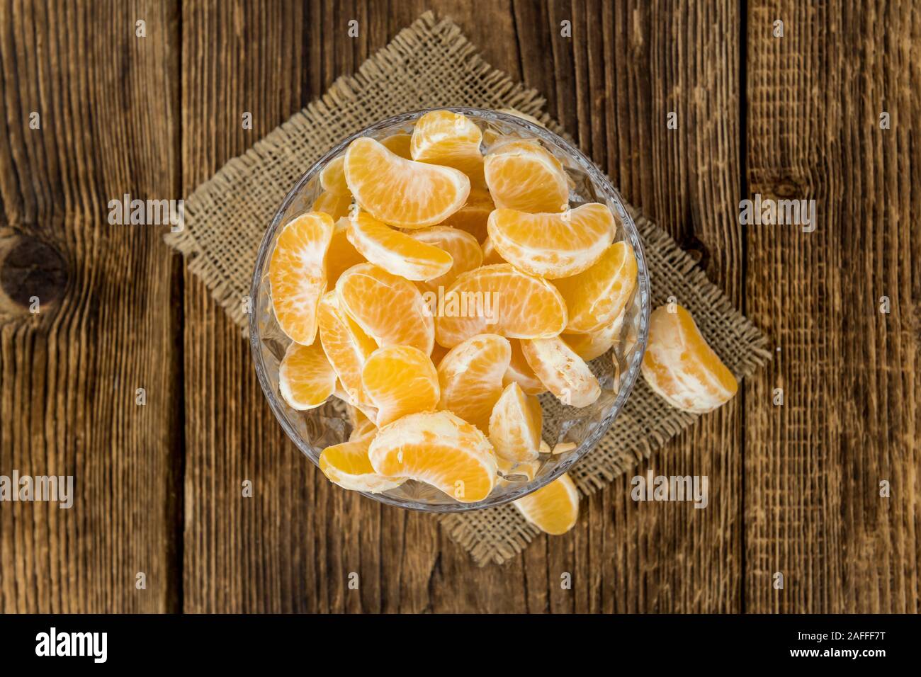 Partie de tangerines (gros plan) sur un arrière-plan vintage (selective focus) Banque D'Images