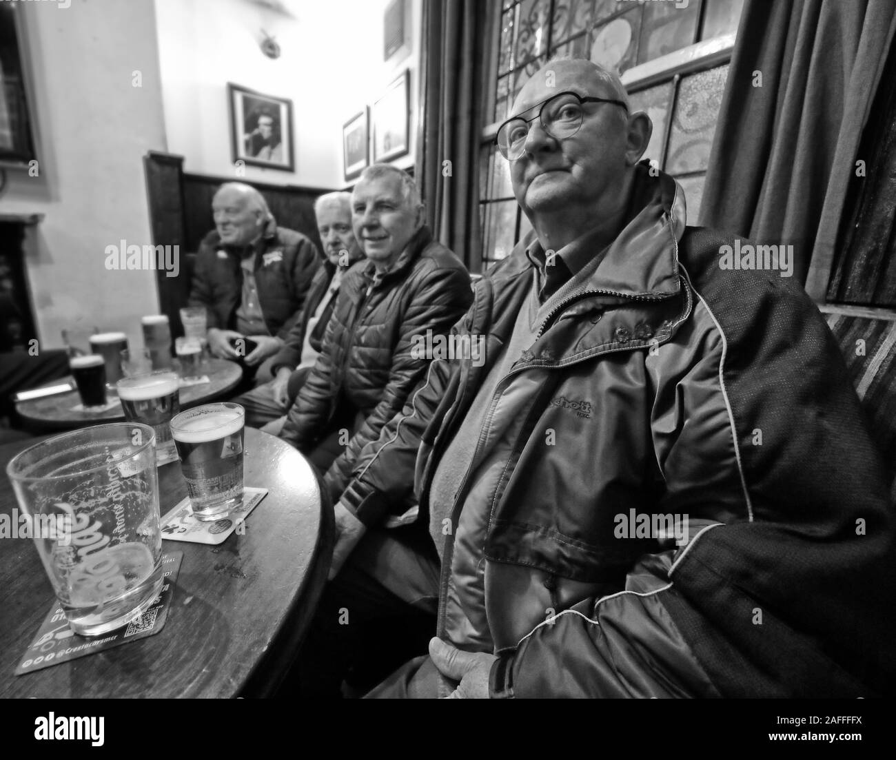 Profitez d'une pinte, au Circus Tavern, Portland Street, Manchester, la plus petite maison publique de la ville, 1790, UN pub Tetley Banque D'Images