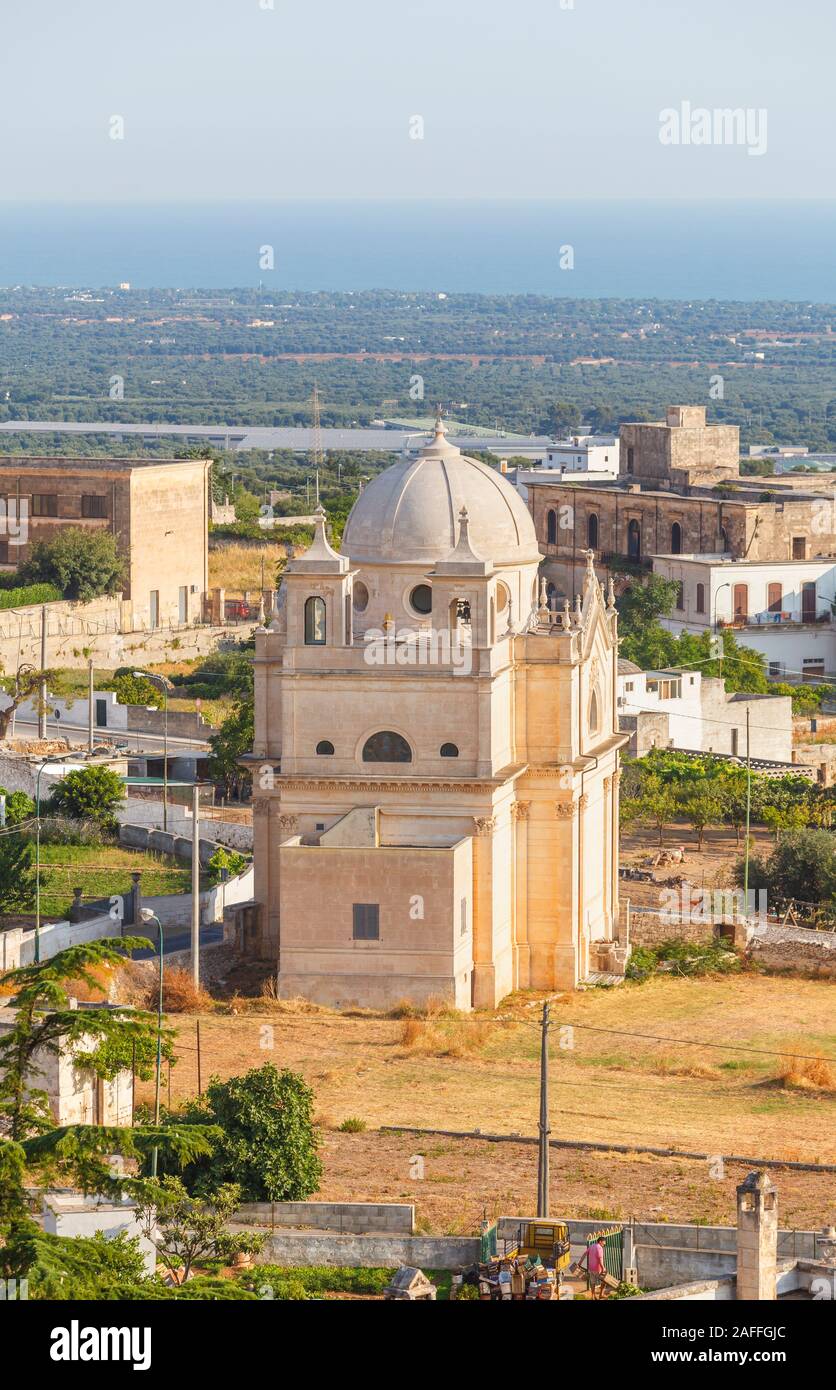 Vue panoramique de l'église Madonna della Grata vers la côte d'Ostuni, une colline ville, province de Brindisi, Pouilles (Pouilles), région du sud de l'Italie Banque D'Images