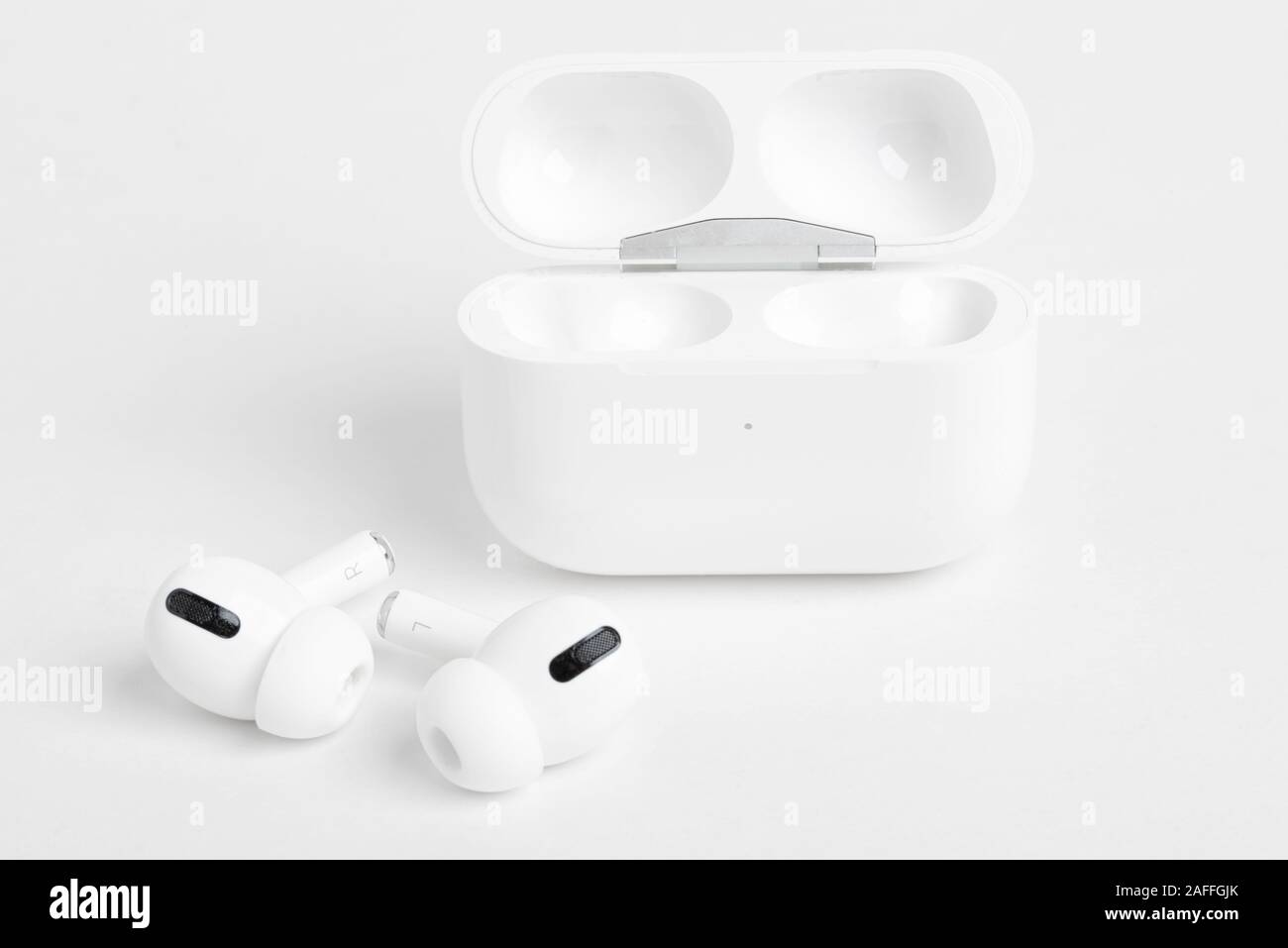 Vidalia, Géorgie / USA - 14 décembre 2019 - Un produit studio shot de l'Apple Pro AirPods bourgeons avec son étui de charge ouvert situé sur une plaine lumière colo Banque D'Images
