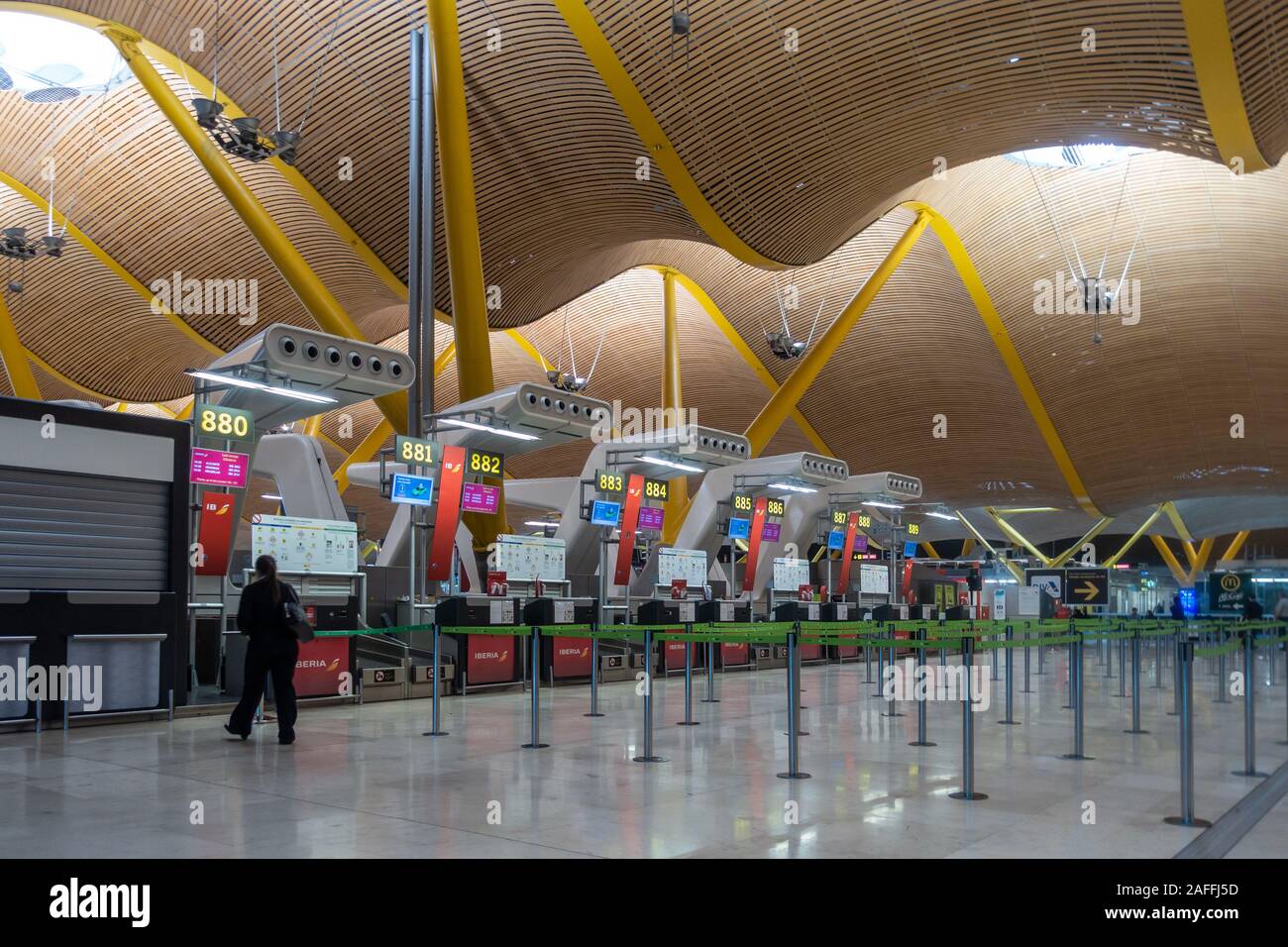 Guichets d'enregistrement dans le terminal 4 de l'aéroport de Madrid-Barajas, Adolfo Suárez à Madrid, Espagne. Banque D'Images
