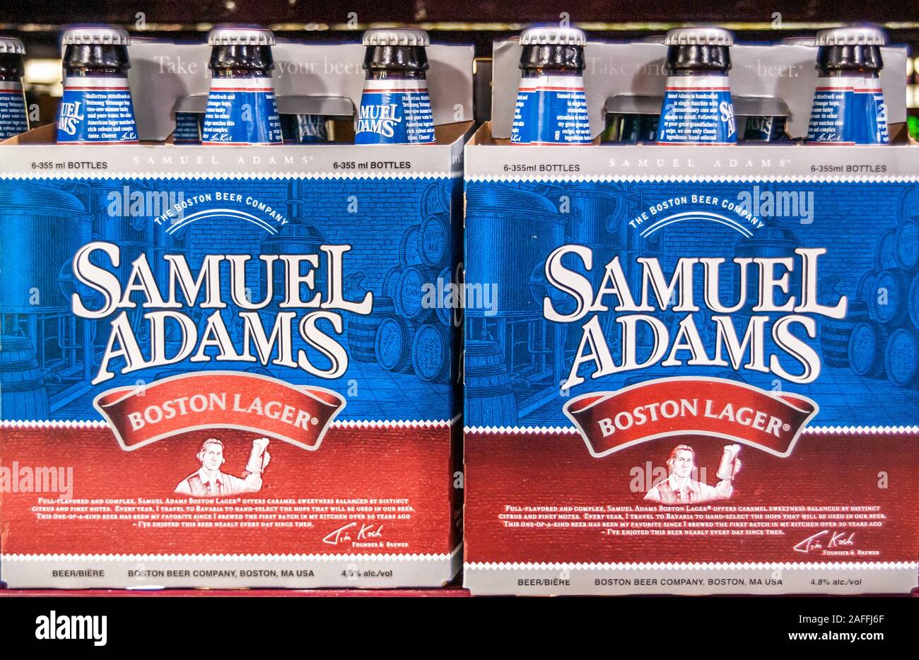 Melbourne, Australie - le 17 décembre 2009 : Murphy Liquor Store. Libre d'afficher sur une étagère de Samuel Adams Boston Lager beer dans six-pack. Banque D'Images