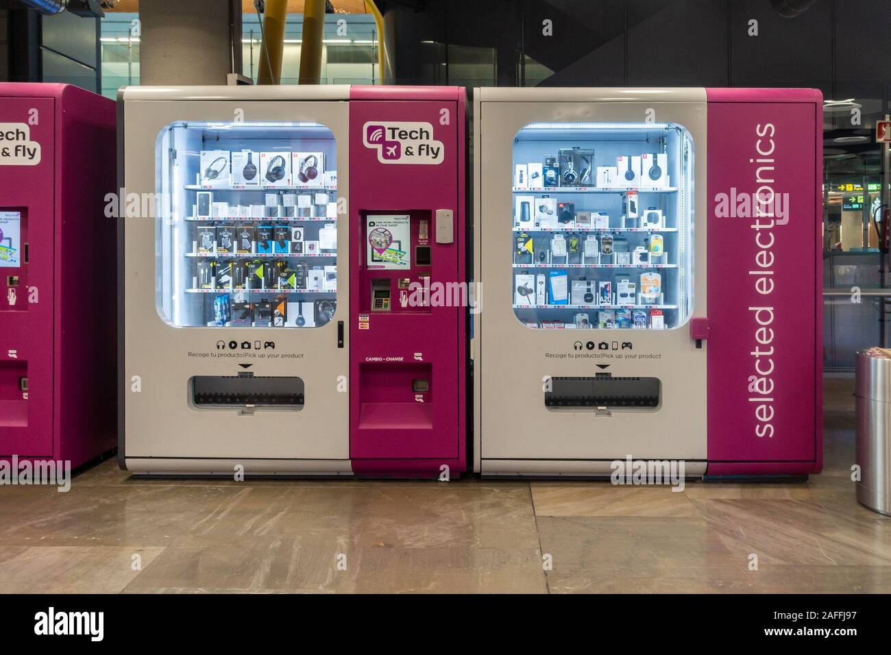 Distributeurs automatiques administré par Tech & Fly permettent aux clients d'acheter rapidement des dispositifs technologiques dans l'aéroport de Madrid-Barajas, Adolfo Suárez, Madrid, Espagne Banque D'Images