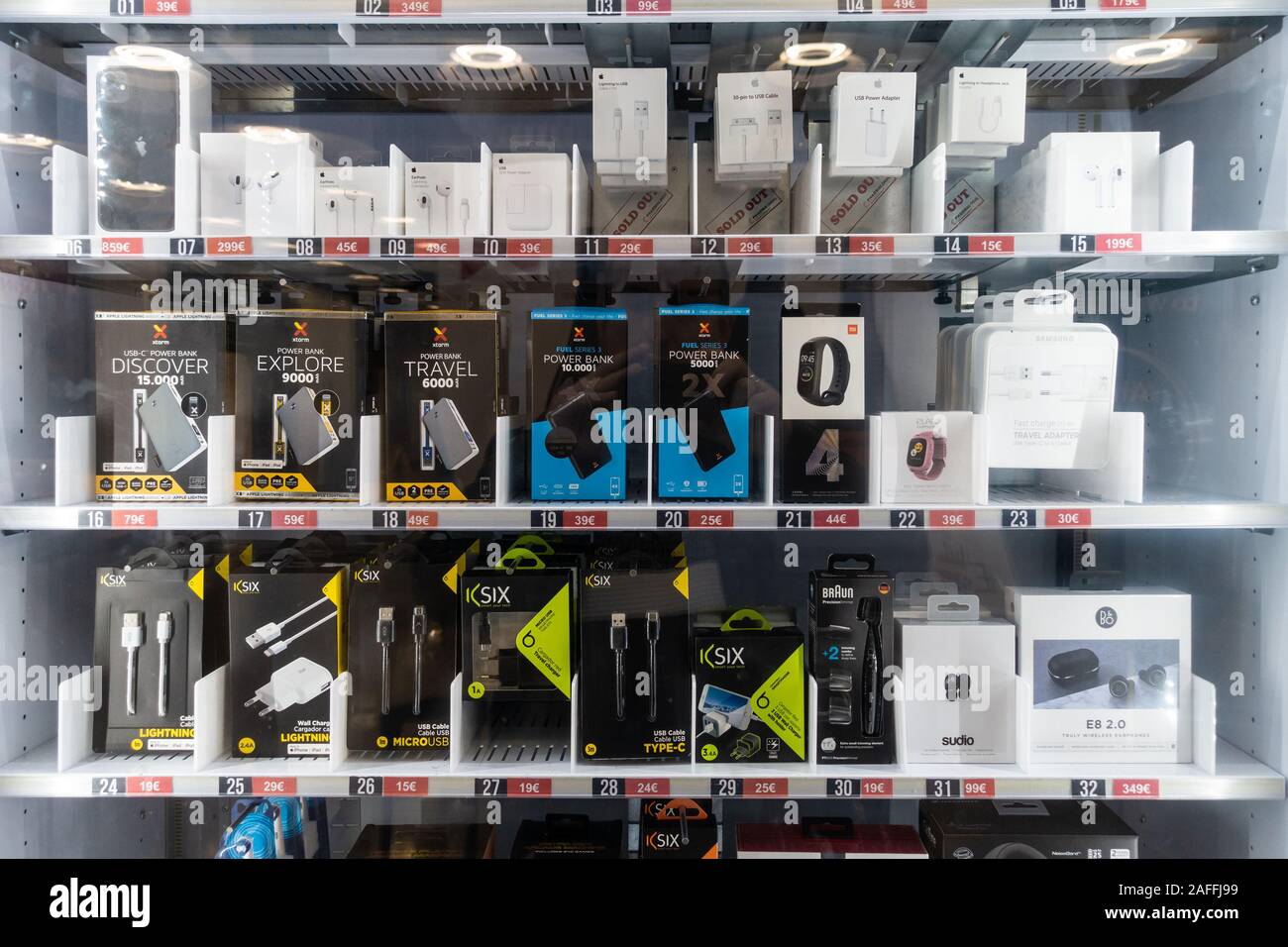 Distributeurs automatiques administré par Tech & Fly permettent aux clients d'acheter rapidement des dispositifs technologiques dans l'aéroport de Madrid-Barajas, Adolfo Suárez, Madrid, Espagne Banque D'Images