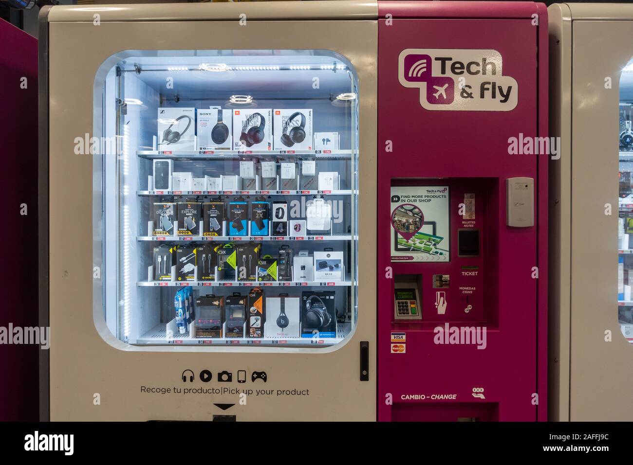 Distributeurs automatiques administré par Tech & Fly permettent aux clients d'acheter rapidement des dispositifs technologiques dans l'aéroport de Madrid-Barajas, Adolfo Suárez, Madrid, Espagne Banque D'Images