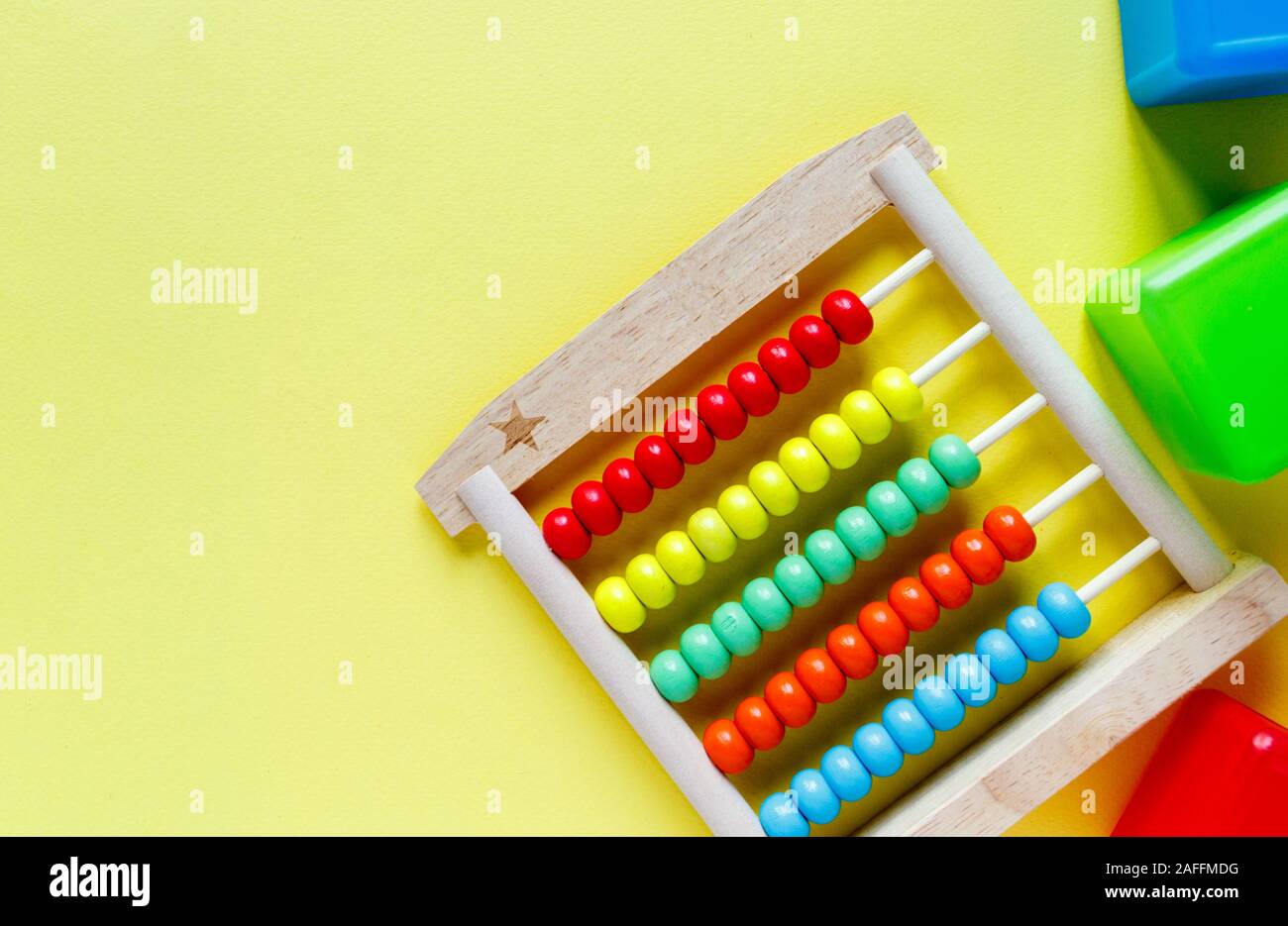 Jouets en bois colorés sur papier. Des blocs de jouets éducatifs, pyramide. Des jouets pour l'école maternelle, préscolaire ou de la garderie. L'espace de copie pour le texte. Vue d'en haut Banque D'Images