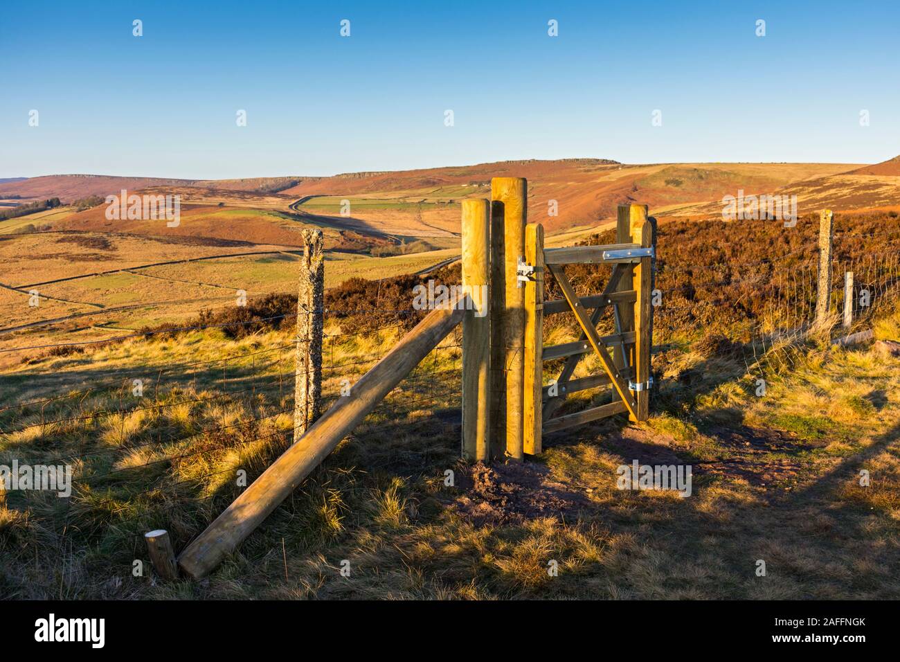 Stanage Edge à partir d'un bord au-dessus de la porte, près de la Meule, Longshaw, Derbyshire, Angleterre, Royaume-Uni. Banque D'Images