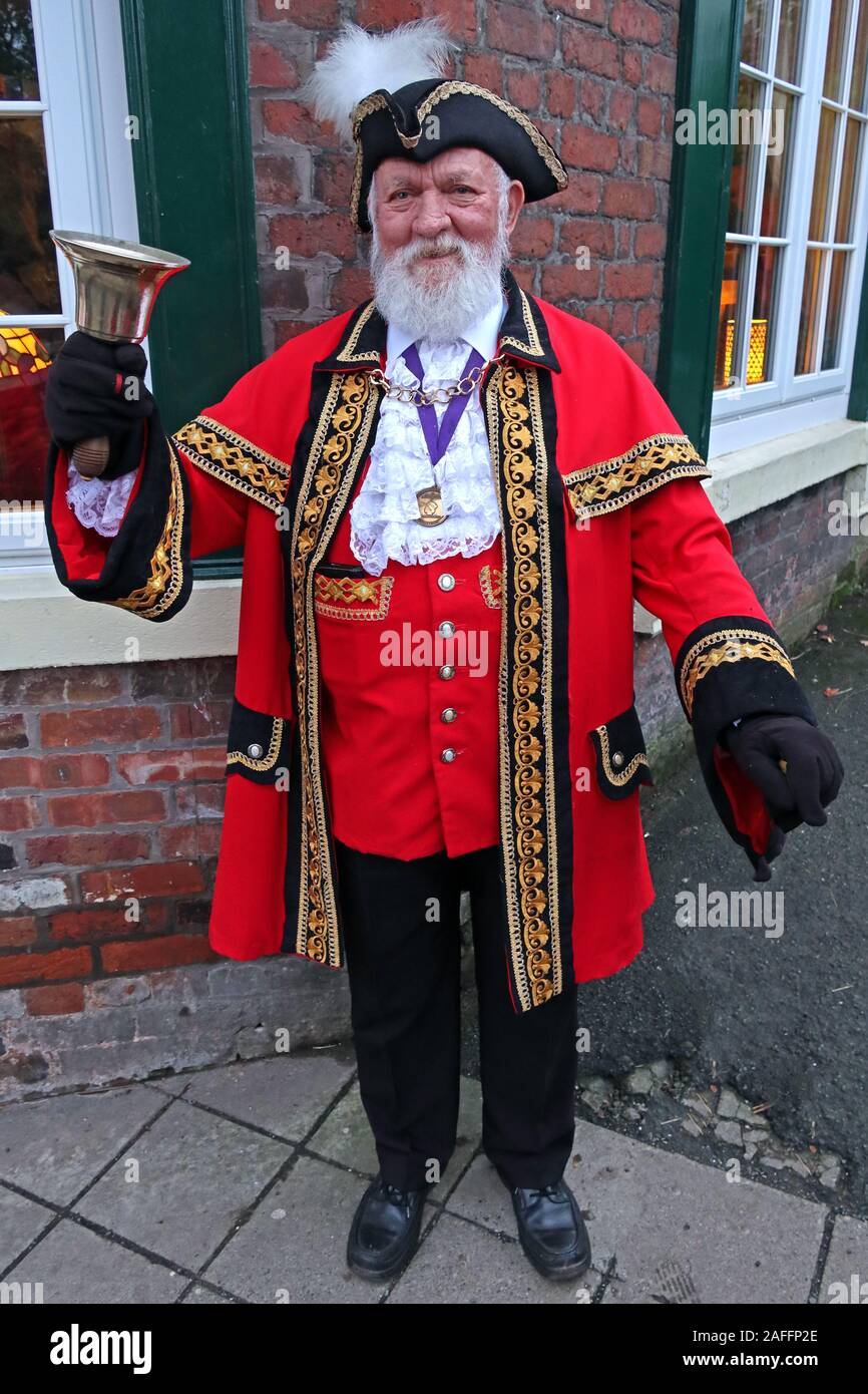 Lymm Town crier, Lymm Dickensian Weekend 2019, The Cross, Lymm, Warrington, Cheshire, Angleterre, WA13 Banque D'Images
