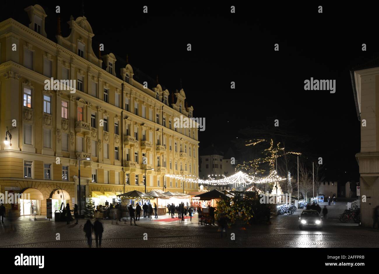 Marché de Noël et lumières festives à Merano / Meran la nuit, Trentin-Haut-Adige, Italie Banque D'Images