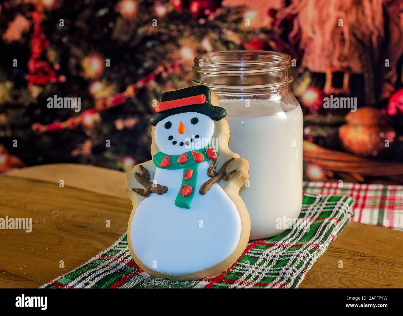 Une forme de biscuit de Noël Le Père Noël est représenté avec un verre de lait, 7 janvier 2017, dans la région de Coden, Alabama. Banque D'Images