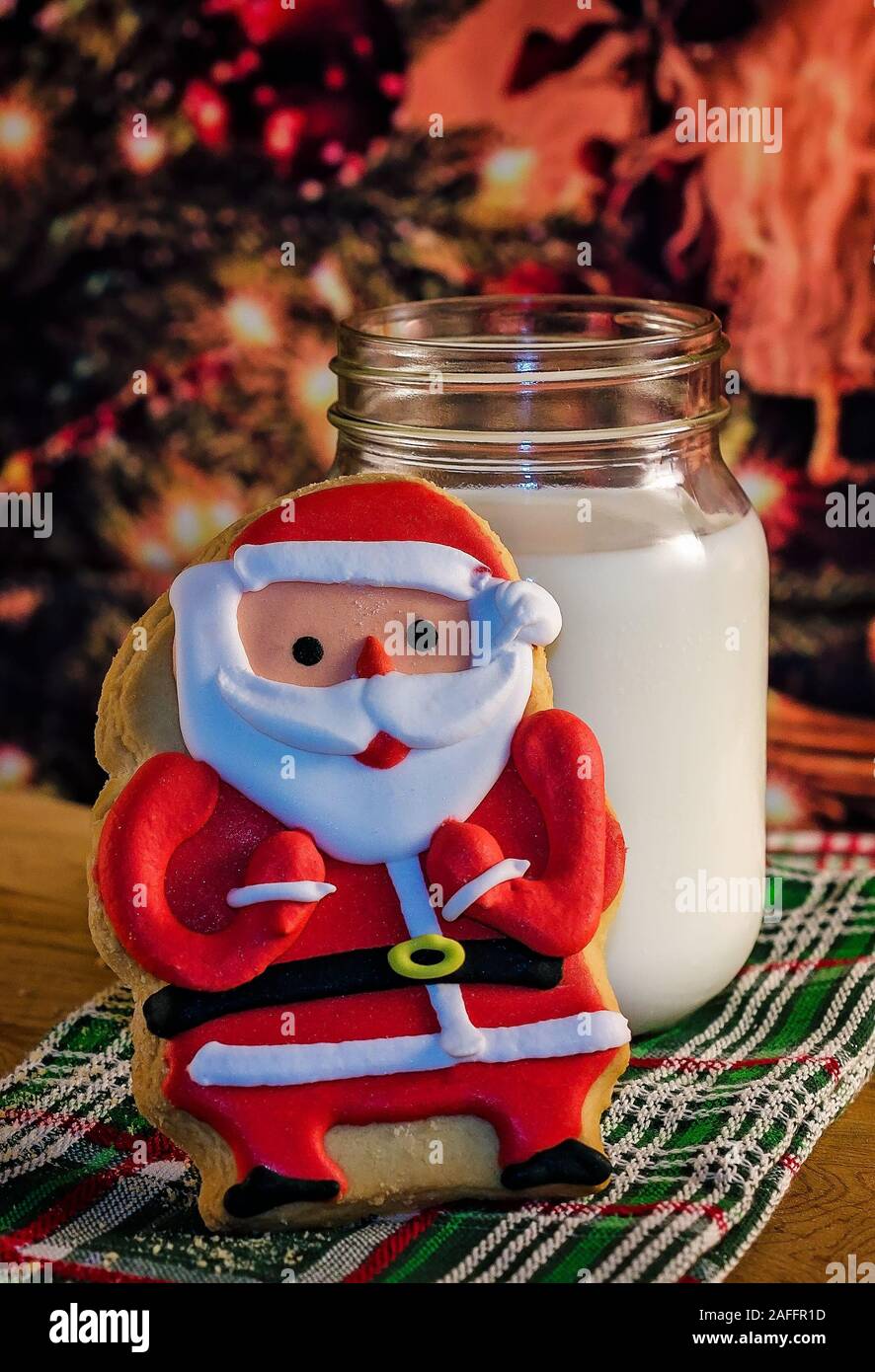 Une forme de biscuit de Noël Le Père Noël est représenté avec un verre de lait, 7 janvier 2017, dans la région de Coden, Alabama. Banque D'Images