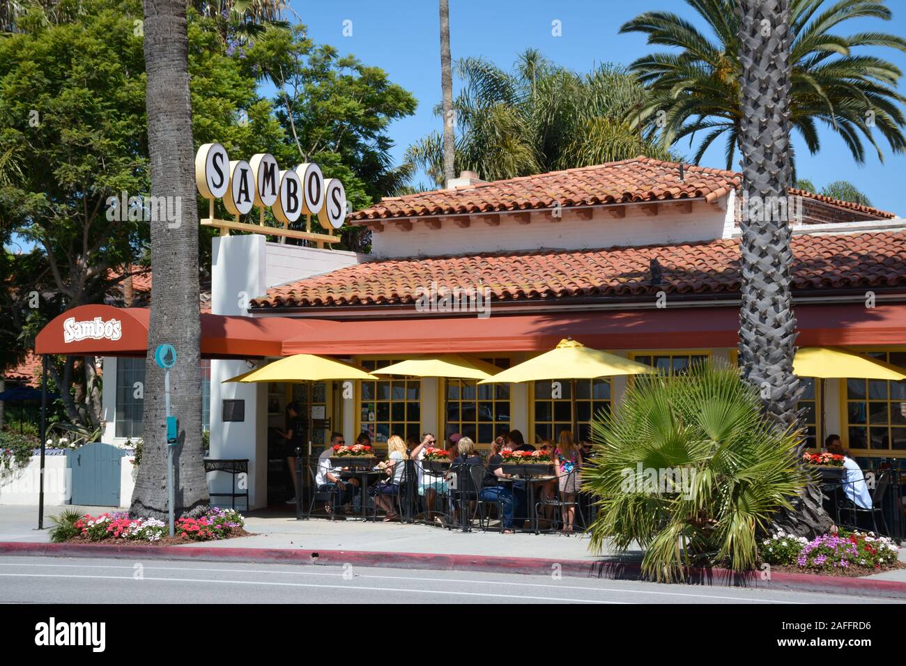 Les gens à manger sur la terrasse en Sambos restaurant, le dernier de la chaîne de restaurants Sambos à rester en affaires, situé à Santa Barbara, CA, USA Banque D'Images