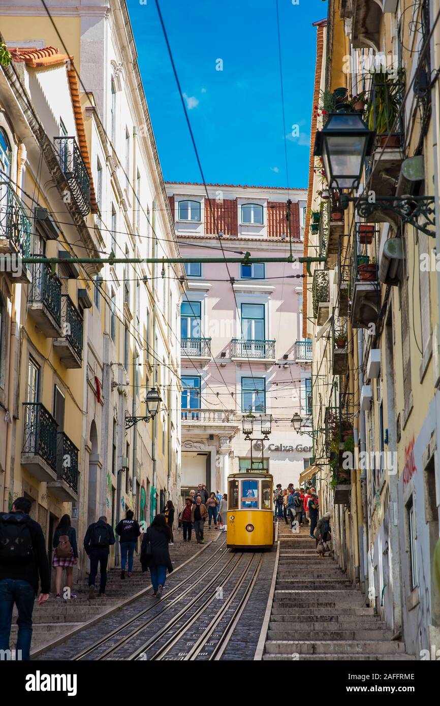 Lisbonne, PORTUGAL - Mai 2018 : les gens marcher sur la magnifique vieille steepy rues à centre-ville de Lisbonne Banque D'Images