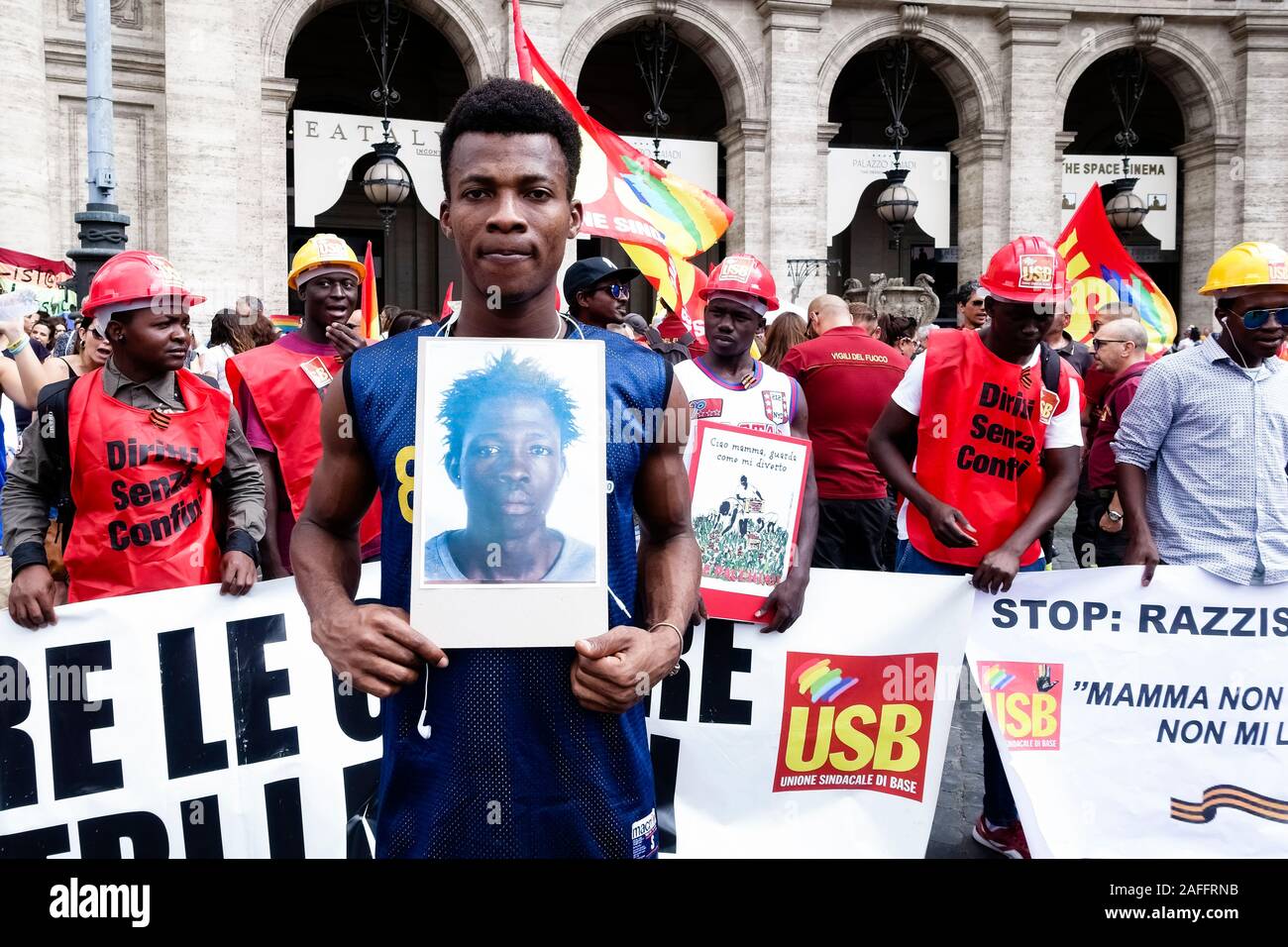 Rome, 9 juin 2018. Des manifestants contre le racisme et en faveur des droits de l'homme sans frontières. À la mémoire de Soumala Sacko, citoyen malien, était un travailleur et un syndicaliste militant pour les droits des travailleurs agricoles. Le 2 juin 2018 a été tué par balle en recherchant des pièces de tôle dans l'ancien four 'Tranquilla' de San Calogero dans la province de Reggio Calabria. Soumala vivait dans la ville de la tente de San Ferdinando, dans la plaine de Gioia Tauro en Calabre, une ville de la shanty qui accueille plus de quatre cents travailleurs. Jeunes Africains noirs rétrogradant. Europe, UE. Banque D'Images