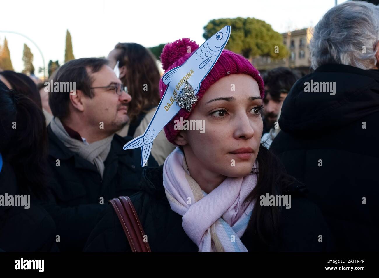 Rome, Italie. 14 décembre 2019. Journée mondiale de la sardine. Plus de 40.000 partisans sont venus sur la place Saint-Jean pour manifester leur soutien à « 6000 sardines », un mouvement anti-populiste de gauche, pour exprimer leur opposition aux forces populistes. Le mouvement pacifiste et antifasciste spontané est contre le Parti de la Ligue et l'extrême-droite. Rome, Italie, Europe, UE. Banque D'Images