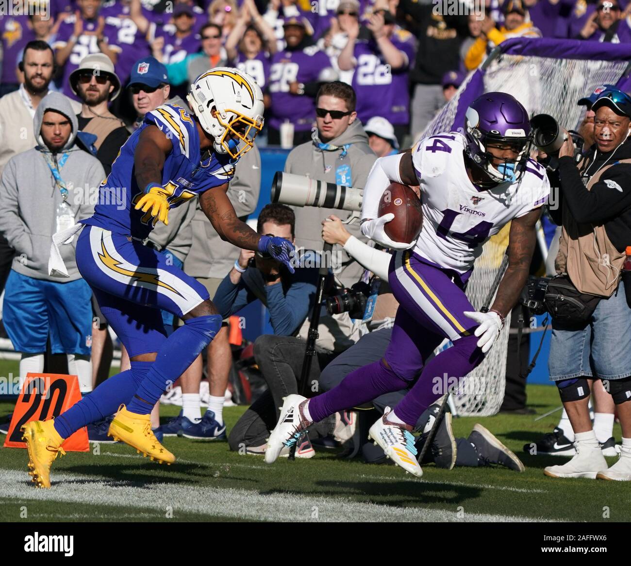 Carson, United States. Le 15 décembre, 2019. Minnesota Vikings Stefan récepteur Diggs est exécuté en dehors des limites par Los Angeles Chargers Michael Davis à la dignité Santé Sport Park à Carson, Californie le Dimanche, Décembre 15, 2019. Les Vikings ont vaincu les Chargers 39-10. Photo par Jon SooHoo/UPI UPI : Crédit/Alamy Live News Banque D'Images