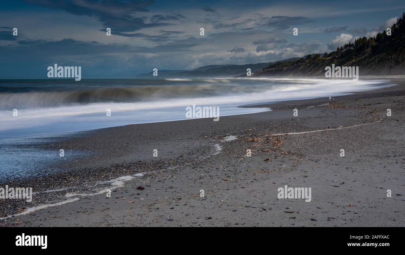 L'exposition longue plage Agate chez Patrick Point State Park, dans le Nord de la Californie, USA, l caractérisées essentiellement par les couleurs bleu et quelques nuages Banque D'Images