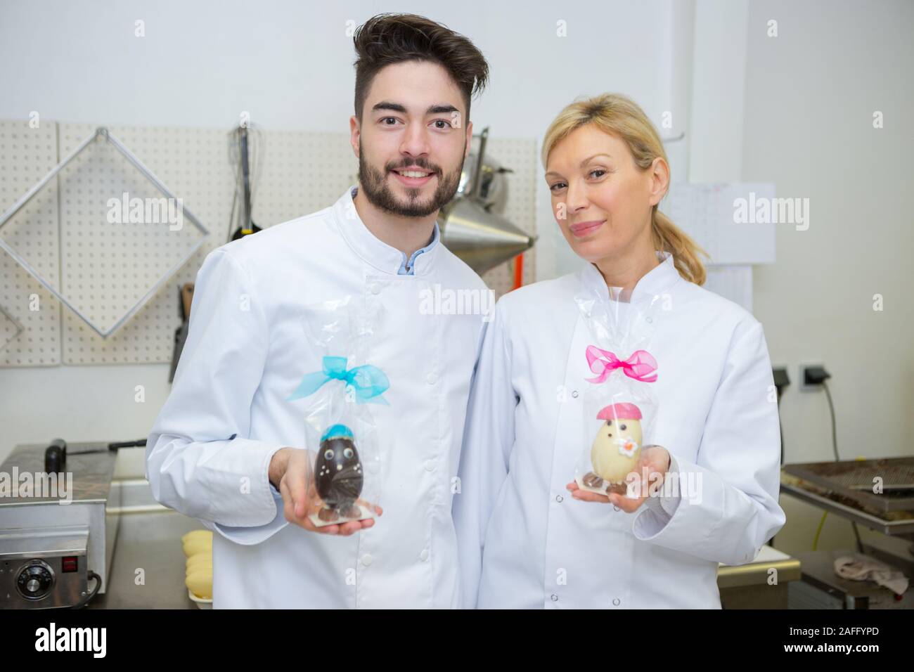 Les œufs en chocolat décorées holding confiseurs Banque D'Images