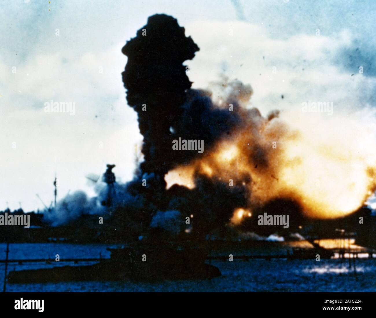 Attaque de Pearl Harbor, le 7 décembre 1941 - Les magazines de l'USS Arizona (BB-39) exploser après qu'elle a été touchée par une bombe japonaise, 7 décembre 1941. Banque D'Images