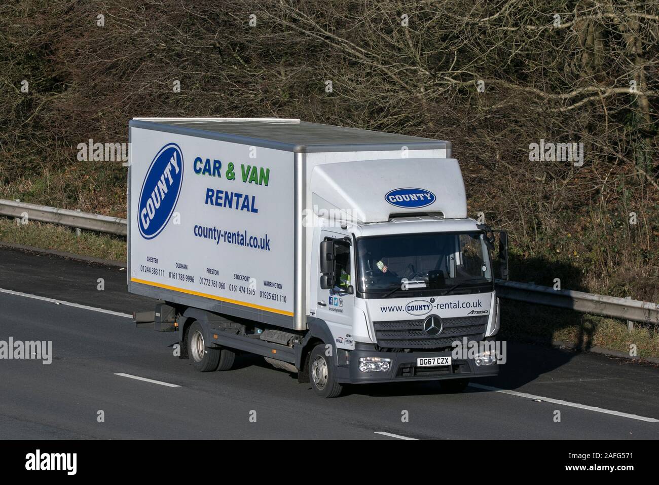 Location de voiture comté & van roulant sur l'autoroute M61, près de Manchester, Royaume-Uni Banque D'Images