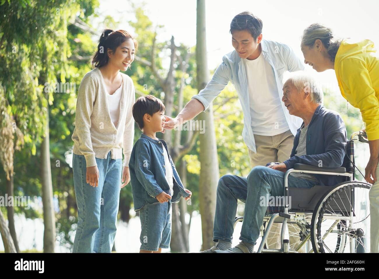 Happy asian family having fun outdoors in park Banque D'Images