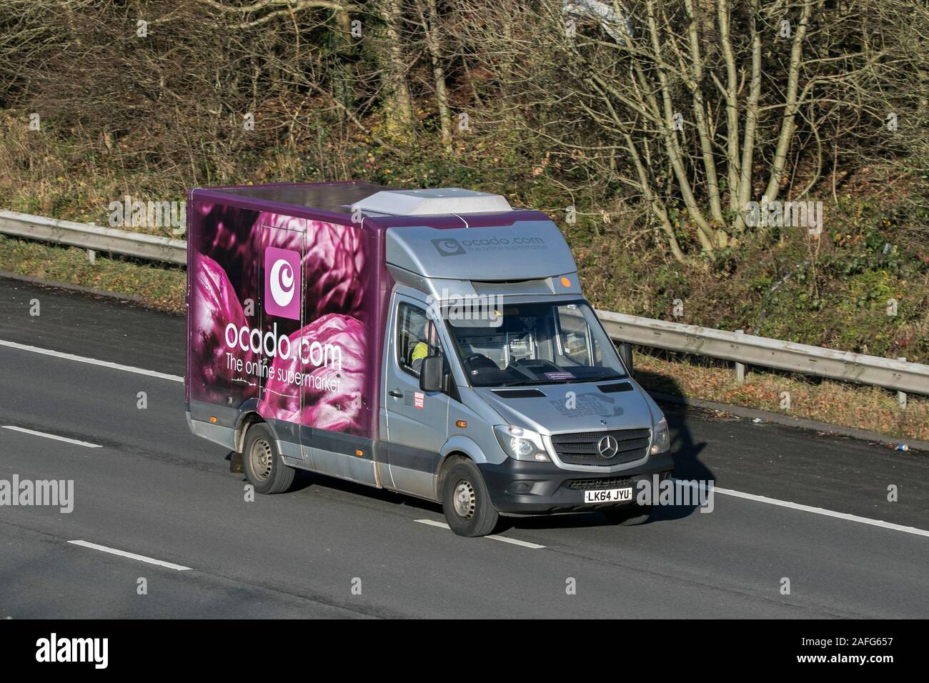 Moving car trouble alimentaire épicerie Ocado livraison des déplacements à grande vitesse sur l'autoroute M61 vitesse de l'obturateur lent mouvement du véhicule Banque D'Images