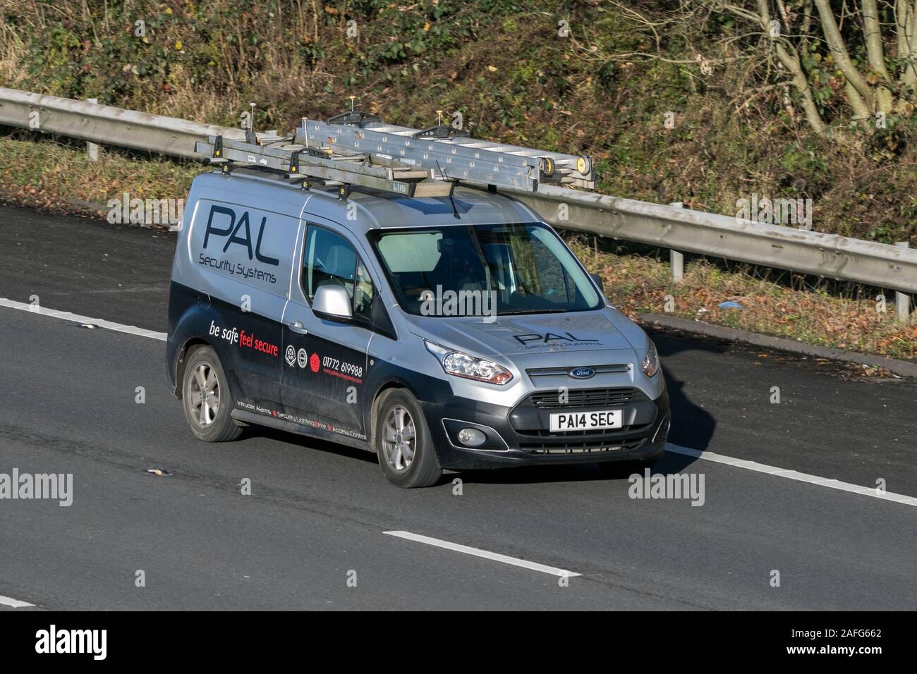 Systèmes de sécurité PAL Ford Transit Connect 135 roulant sur l'autoroute M61, près de Manchester, Royaume-Uni Banque D'Images