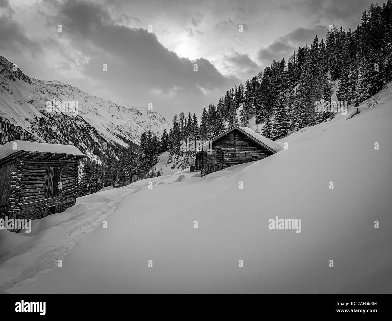 Les cabanes de bois debout sur une pente raide dans la vallée de l'Ötztal, dans les Alpes autrichiennes Banque D'Images