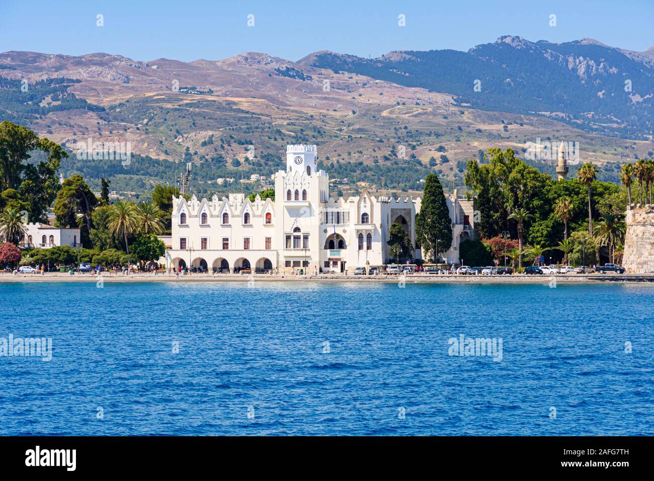 La ville de Kos de police surplombe la petite ville plage de galets sur l'île de Kos, Grèce Banque D'Images