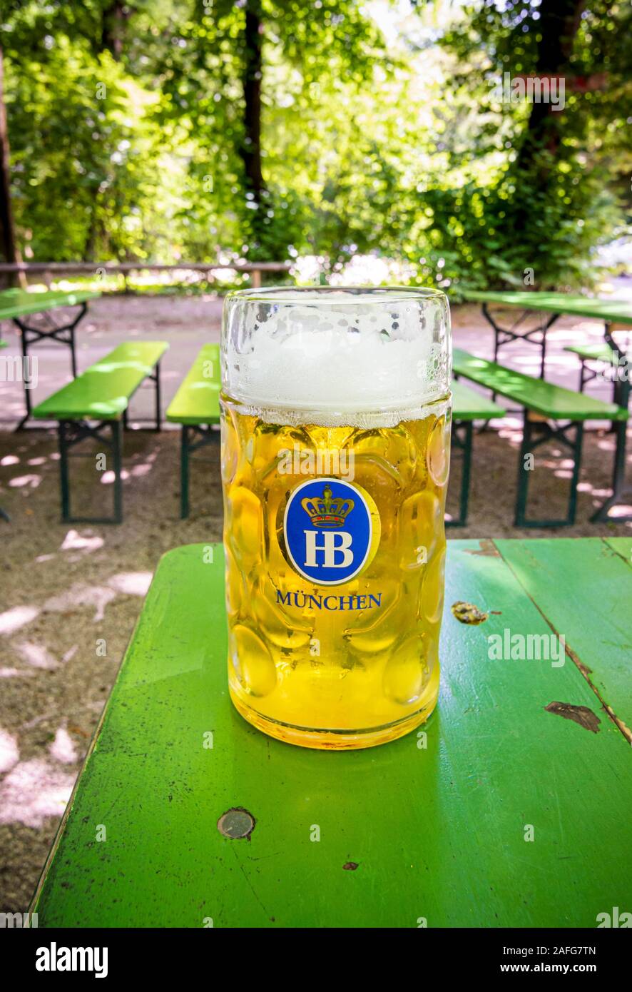 Un litre de bière Hofbrau dans le jardin anglais de bière, Munich, Allemagne Banque D'Images