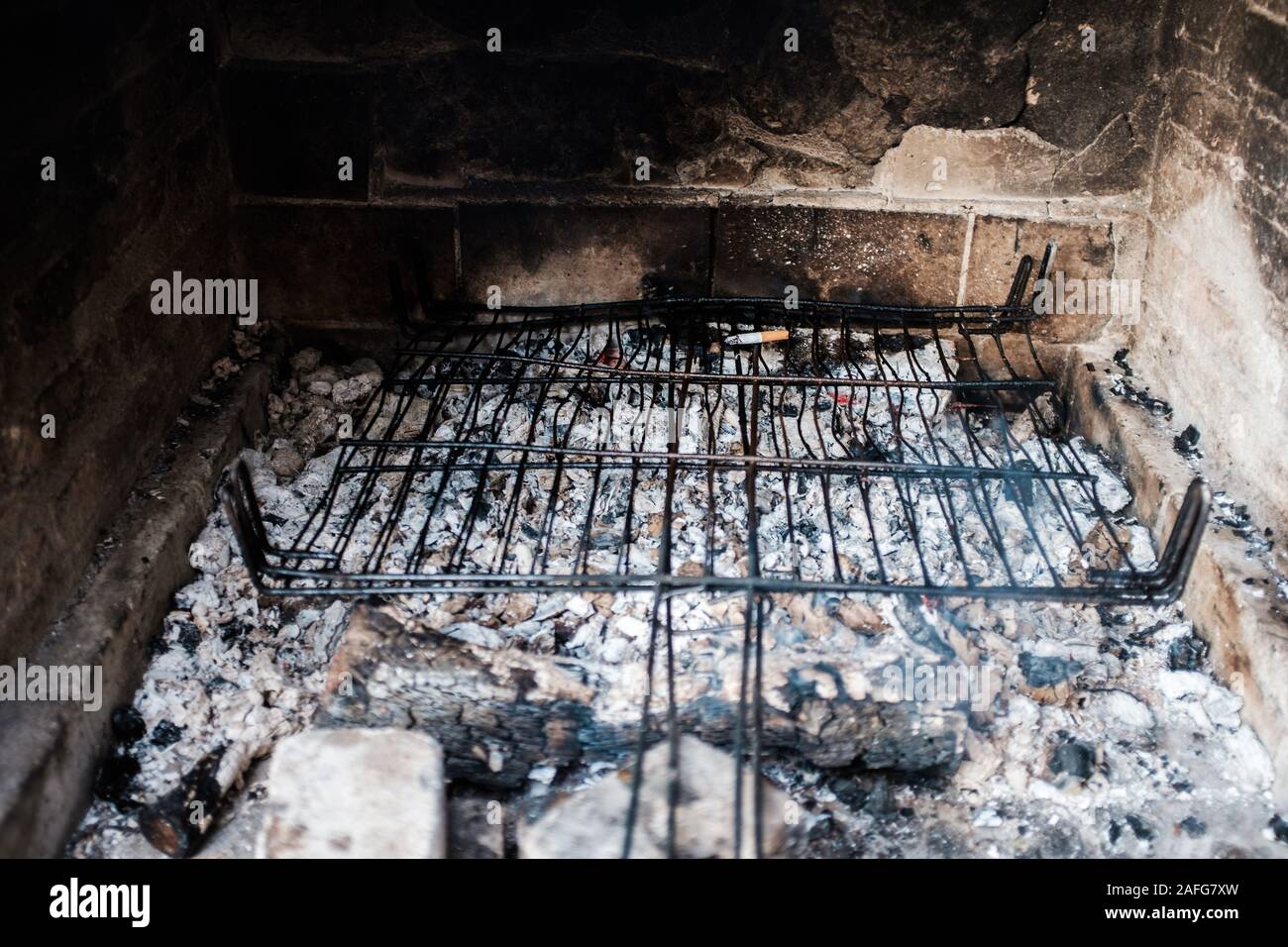 Barbecue sur le feu, à l'holocauste avec cendres et les cigarettes Banque D'Images