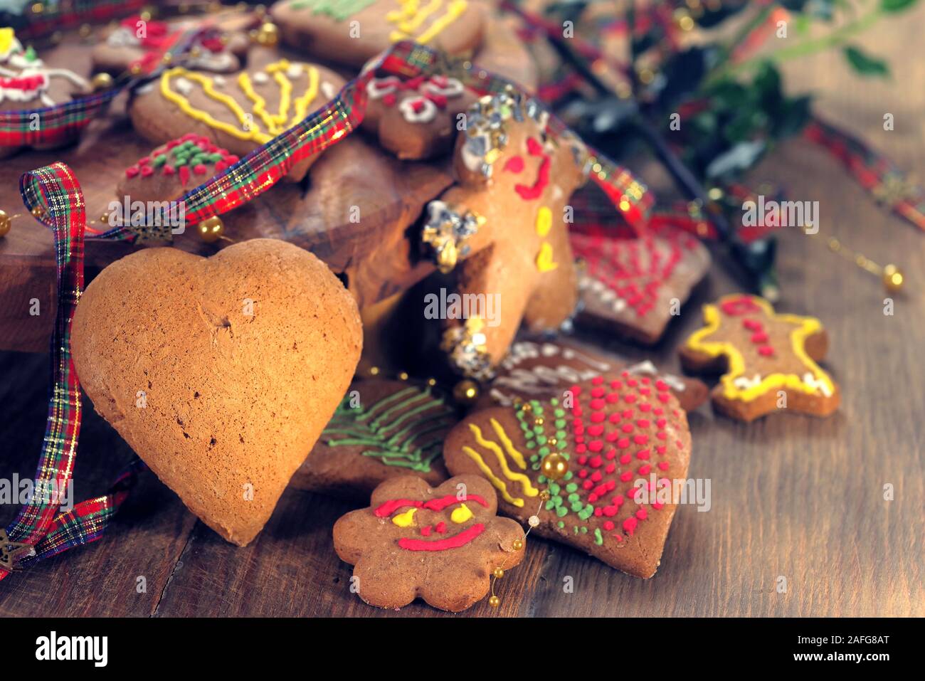 Les biscuits de Noël fait maison comme cadeau pour la famille et les amis à la table en bois Banque D'Images