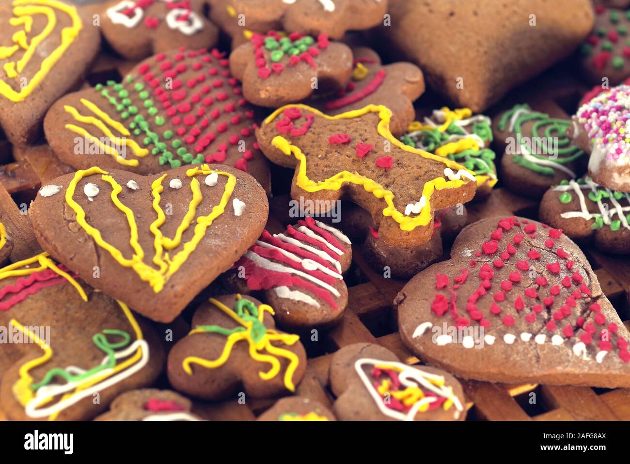 Les biscuits de Noël fait maison comme cadeau pour la famille et les amis à la table en bois Banque D'Images