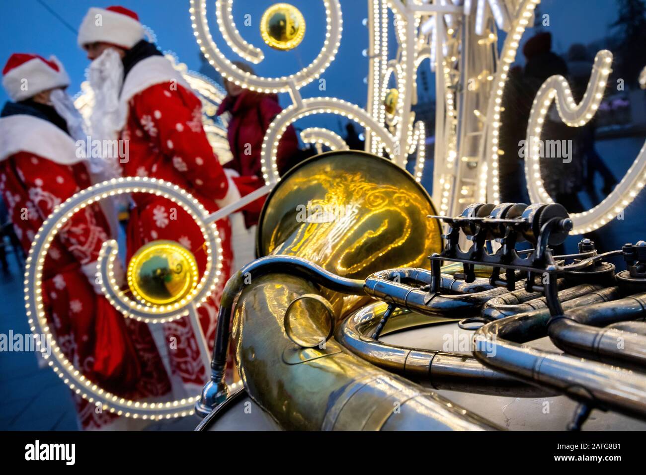 Moscou, Russie. 15 décembre 2019, une trompette et personnes dans le Père givré tenues à vent mars pendant la fête de gelées père de VDNKh Moscou, Russie Banque D'Images