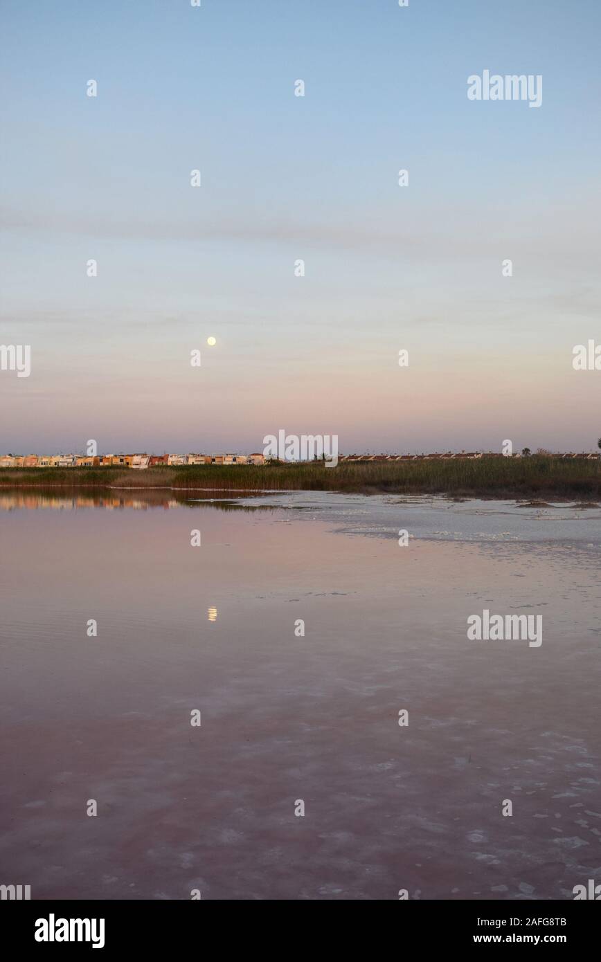 Le crépuscule enveloppe la banlieue de la ville de Torrevieja et de son sel de fermes, sur la rive sud de la Méditerranée de l'Espagne. Banque D'Images