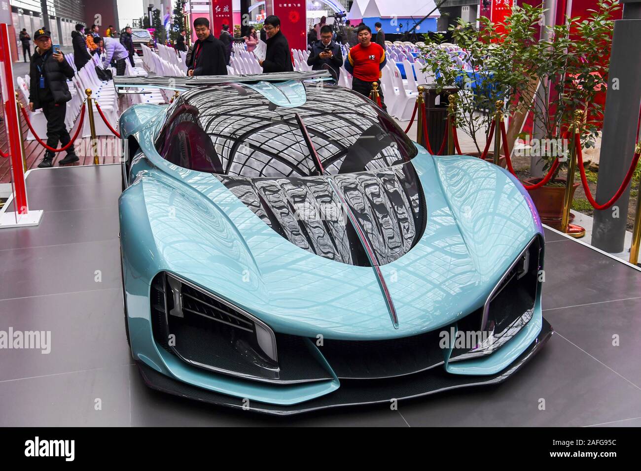 Chn, RCS, la Chine. Dec 16, 2019. La Chine - le 15 décembre 2019, le premier modèle de voiture super Hong Qi marque -- Hong Qi S9 concept car.La nouvelle voiture est fait de fibre de carbone ultra-léger avec un V8T Système d'énergie hybride et une puissance maximale de 1 037 kilowatts. Crédit : SIPA Asie/ZUMA/Alamy Fil Live News Banque D'Images