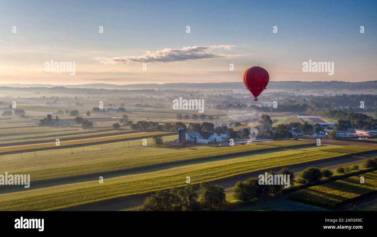 Ballon à air chaud s'élève dans l'air au-dessus de la campagne américaine en Pennsylvanie, airborne dirigeable planeur au-dessus de terres agricoles Banque D'Images