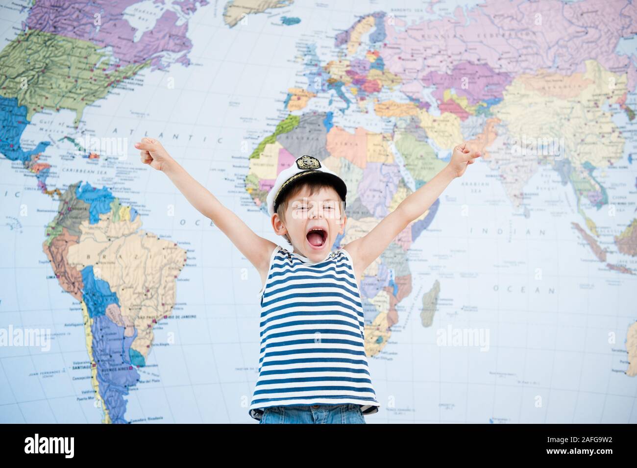 Voyage Vacances concept de délicieux petit chevreau dans le haut du réservoir marin et captatin cap sur world map background Banque D'Images