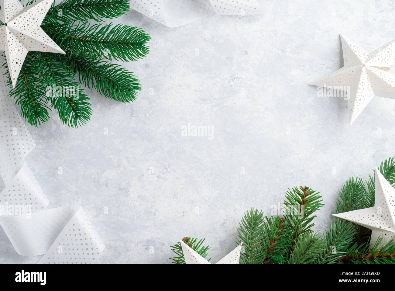Fond de Noël, branches d'arbre de Noël, blanc et bleu, les étoiles Banque D'Images