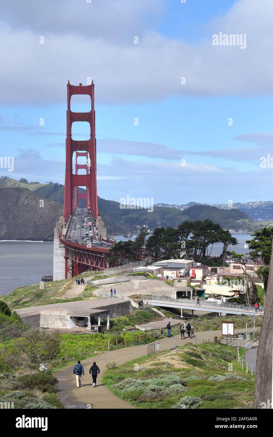 Golden Gate Bridge à partir du Presidio de San Francisco de la baie. Le comté de Marin headlands peut être vu dans la distance. Banque D'Images