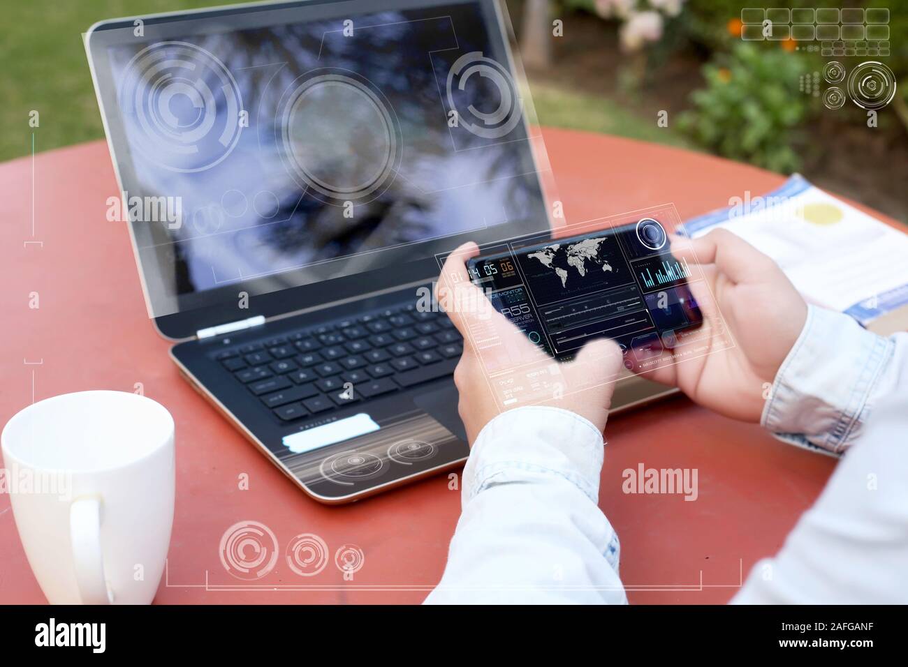 Photo de l'homme tenant ordinateur portable et smartphone dans les mains. Isolé sur un fond blanc. Banque D'Images