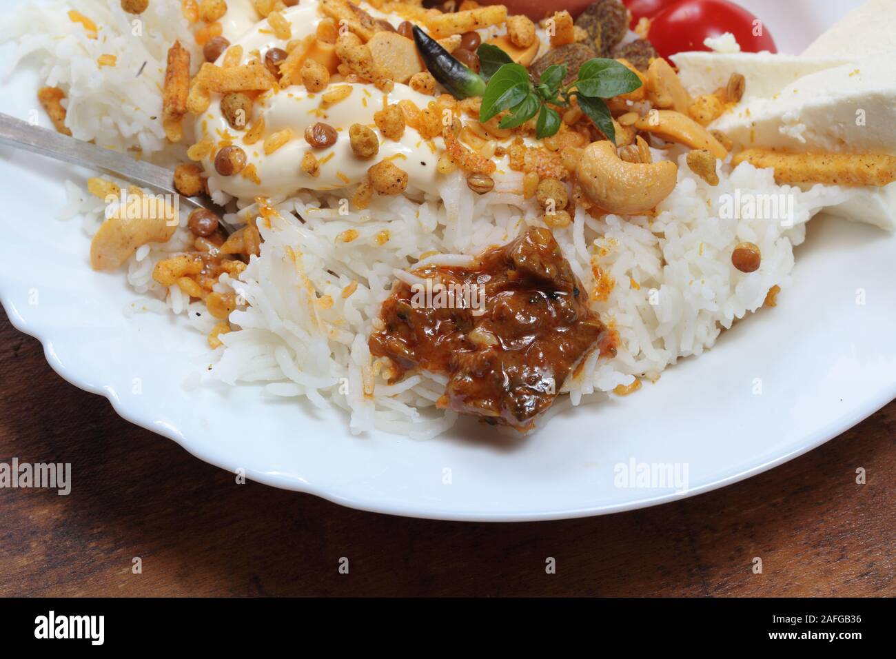 Pyaj Chanachur alu avec du riz et des cornichons de mangue Banque D'Images