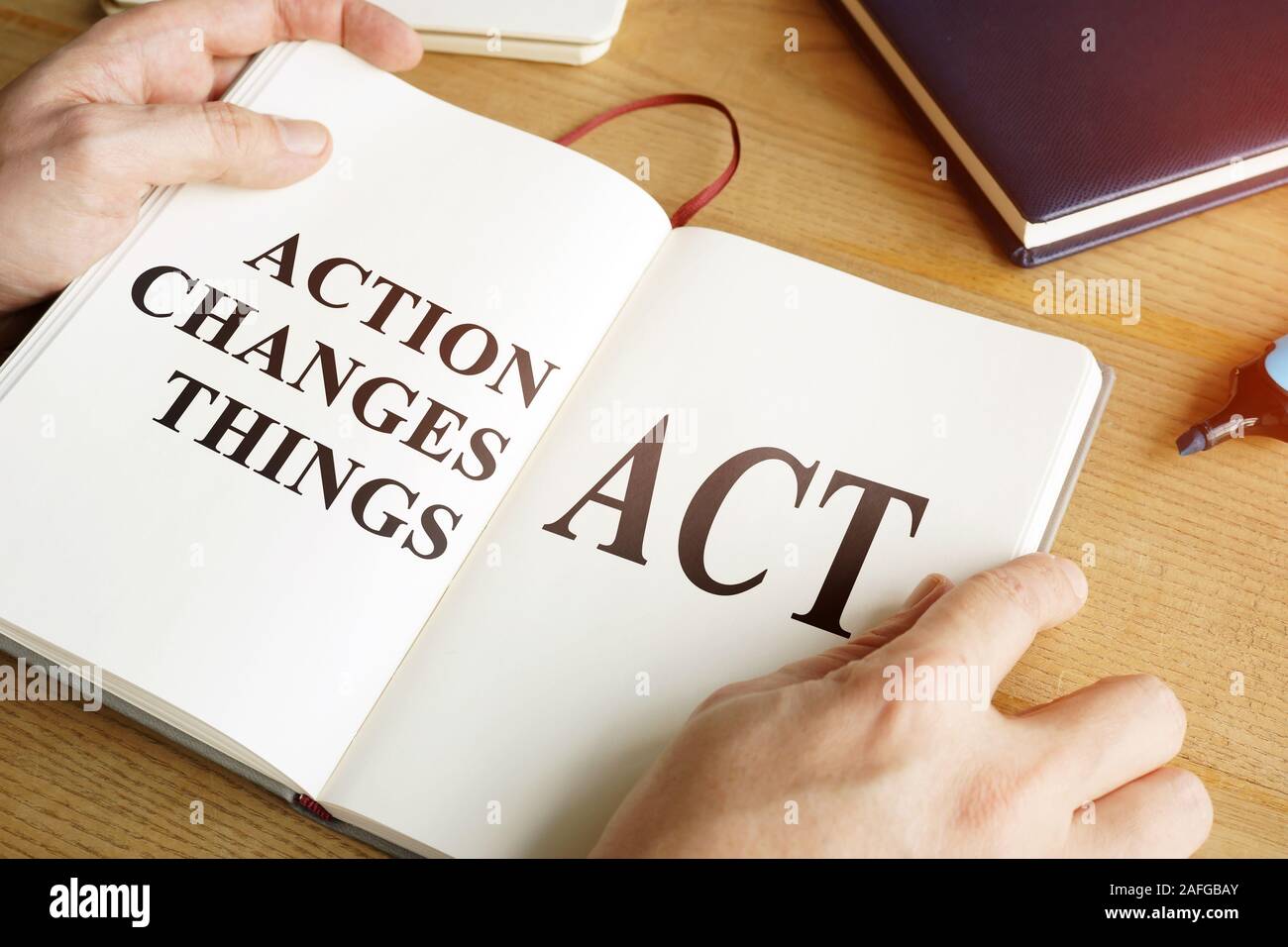 ACT - Action change les choses mots dans le livre ouvert. Banque D'Images