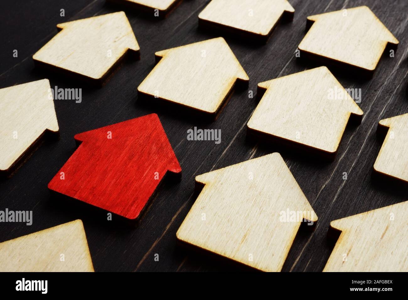 Concept de gestion des biens immobiliers. La maison rouge et modèle, en bois. Banque D'Images