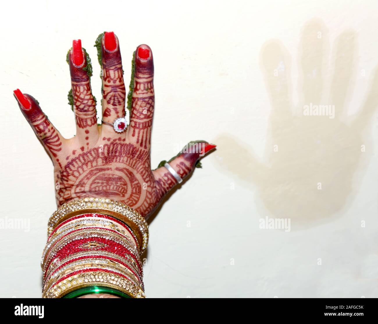 La main de la mariée indienne imprimer cérémonie rituelle et chiffon Banque D'Images