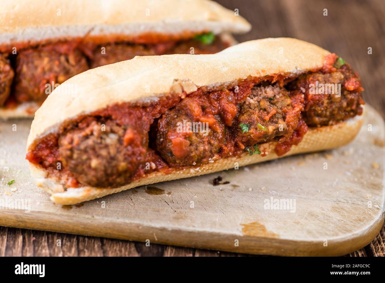 Sandwich fait maison avec des boulettes de viande et de la sauce tomate (gros plan) Banque D'Images