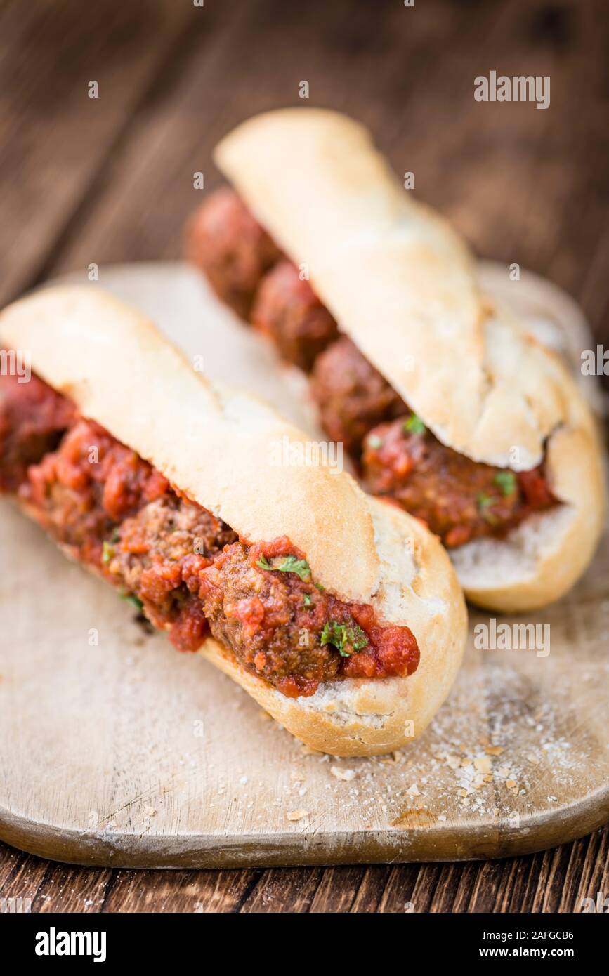 Sandwich fait maison avec des boulettes de viande et de la sauce tomate (gros plan) Banque D'Images