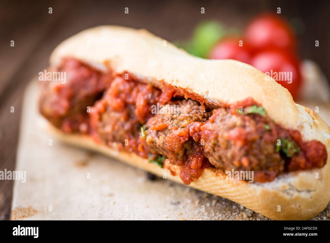 Sandwich fait maison avec des boulettes de viande et de la sauce tomate (gros plan) Banque D'Images