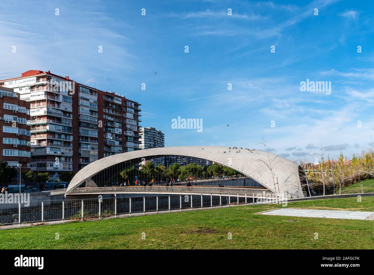 Madrid, Espagne - décembre 9, 2019 : pont moderne en béton au-dessus du fleuve Manzanares Madrid RIo en région. Banque D'Images