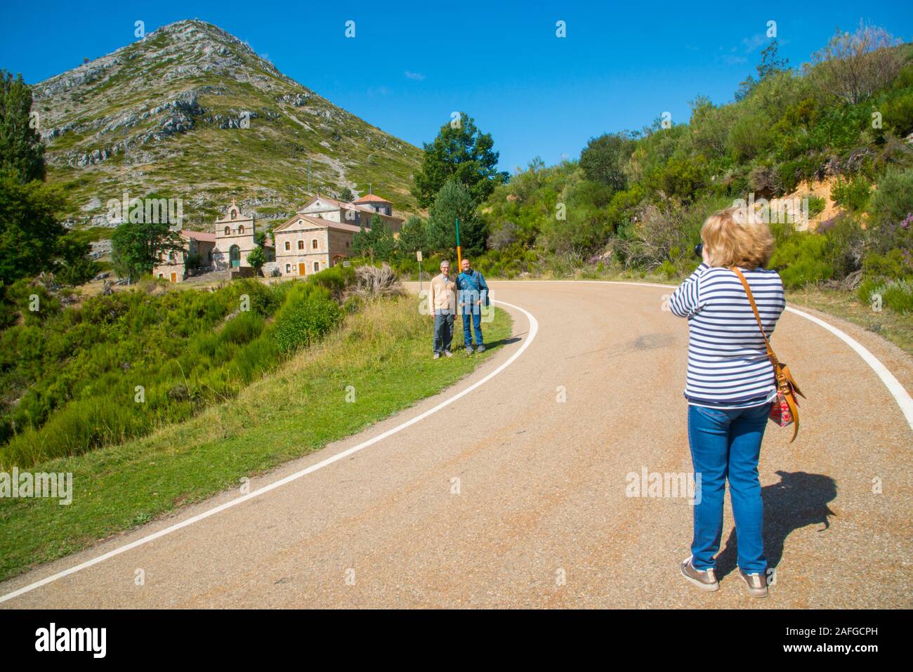 Des photos de touristes matures à El Brezo sanctuaire. Villafria de la Peña, Palencia province, Castilla Leon, Espagne. Banque D'Images